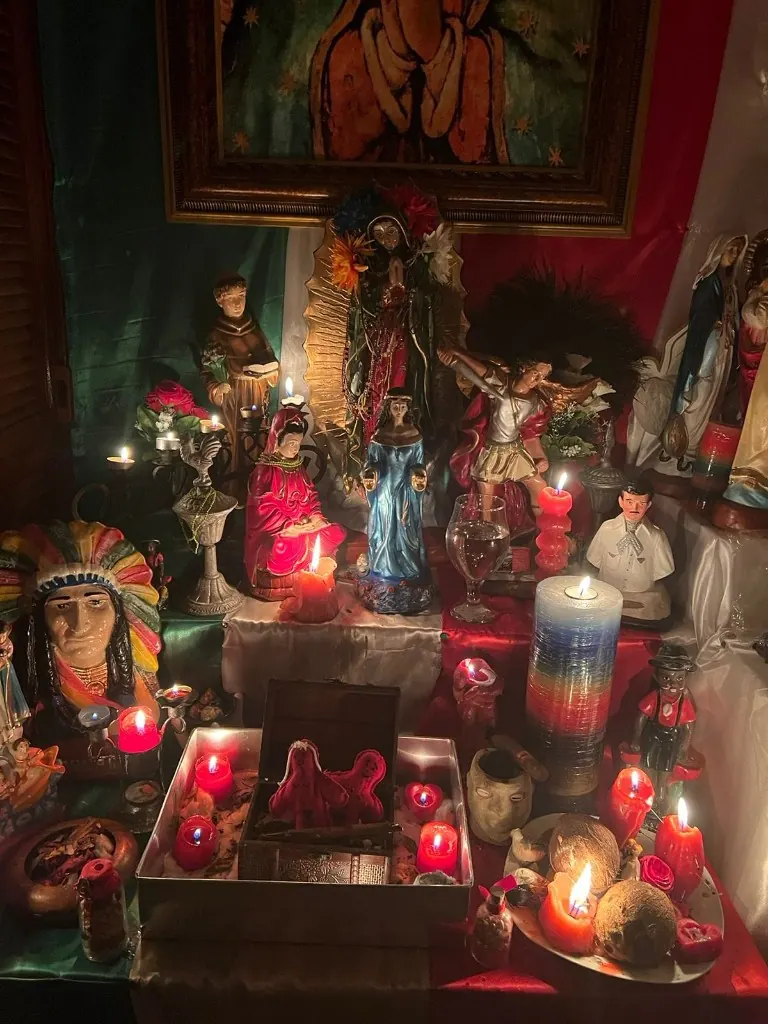 Altar de alta magia con velas encendidas del Maestro Juan De Dios