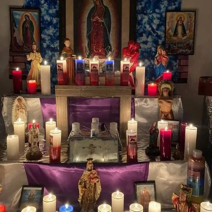 Ligamiento de pareja preparado en el altar