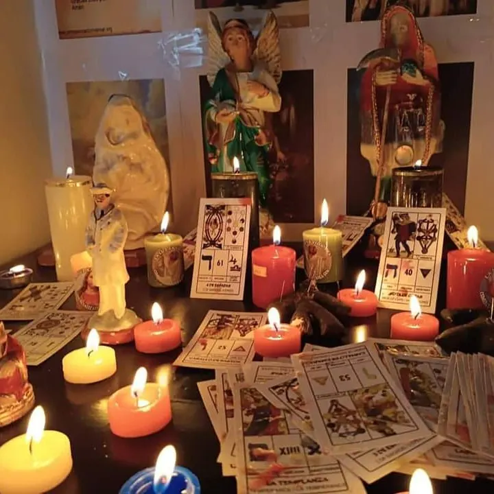 Limpia espiritual con velas en el altar