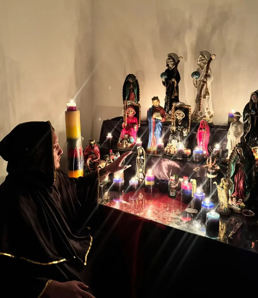 Maestro Juan De Dios trabajando en el altar con velas y figuras